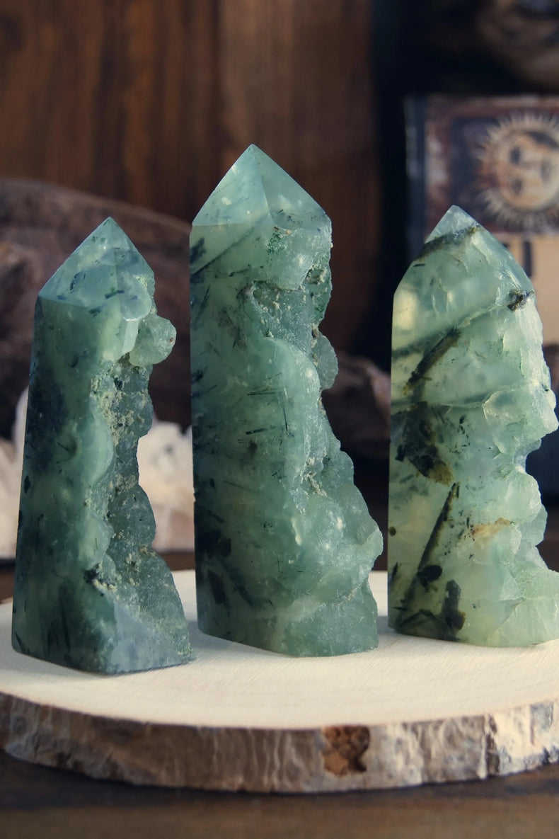 Prehnite Generator with raw edge