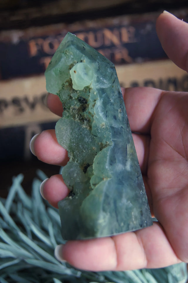 Prehnite Generator with raw edge