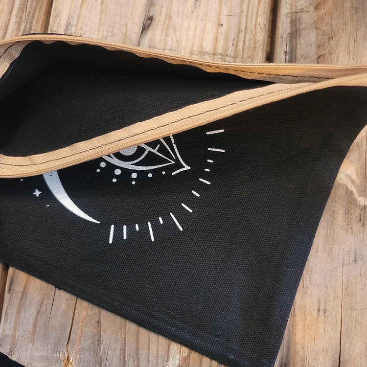 Zippered canvas bag - Wild Raven