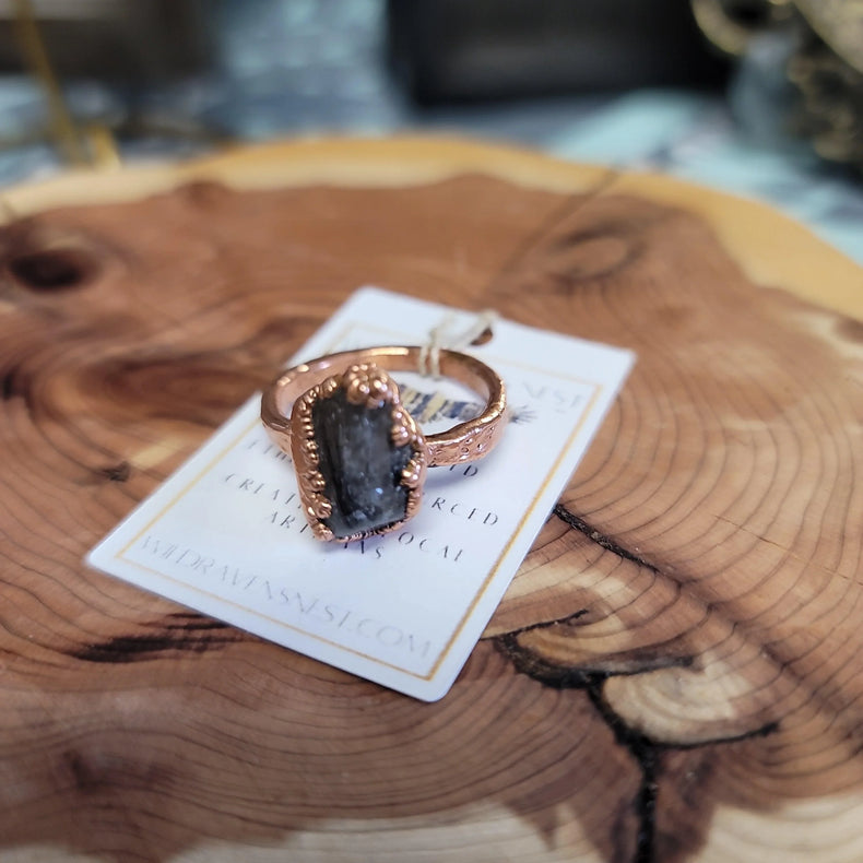11.5 Tourmalinated quartz Ring - Wild Raven